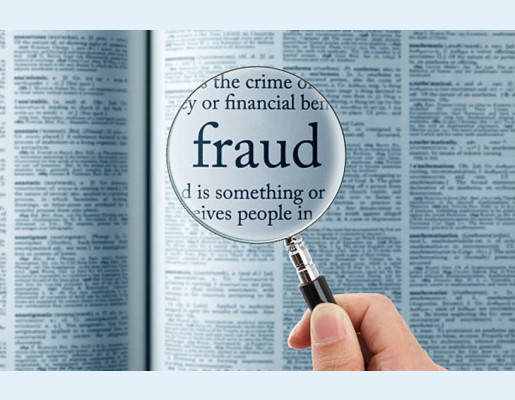 Lupa con la palabra "fraude" ampliada