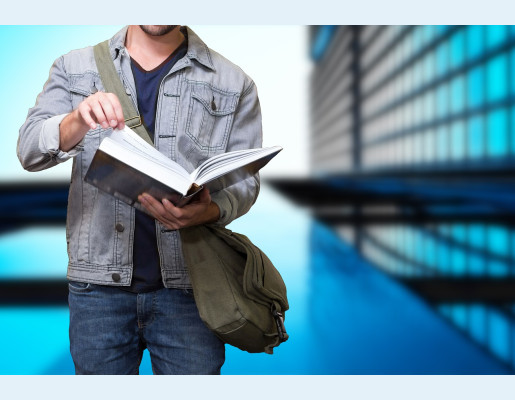 Persona con un libro de texto