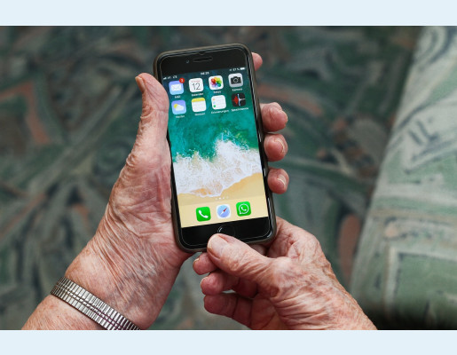 Persona mayor con un smartphone