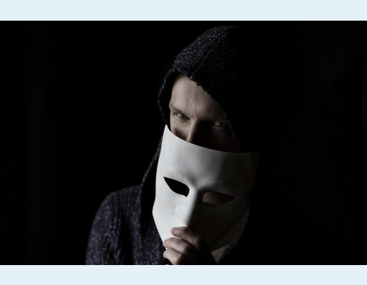 Hombre con una máscara de teatro