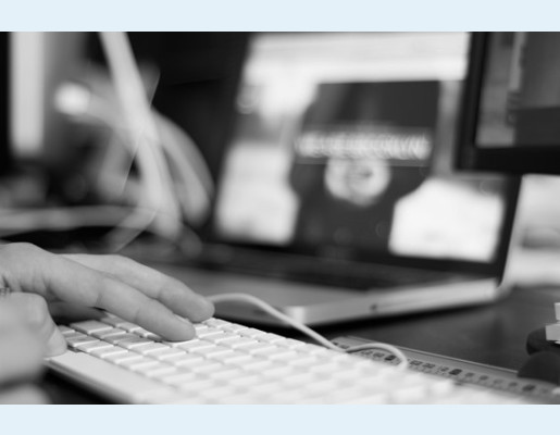 Persona usando un teclado de ordenador