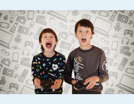 Niños jugando a videojuegos