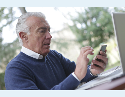 Persona mayor utilizando un smartphone
