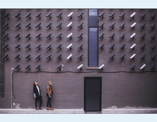 Pared con muchas cámaras de videovigilancia