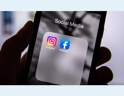 Smartphone con apps de Meta en pantalla