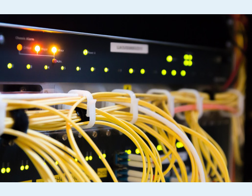 Servidor con cables ethernet
