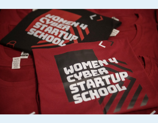 women cyber