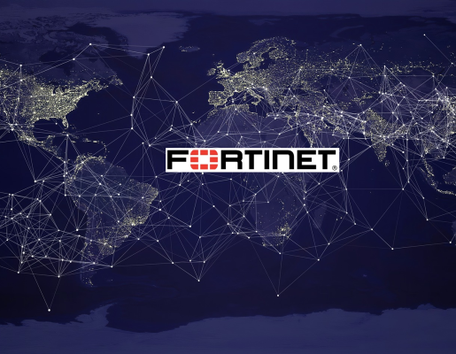 Logo de Fortinet sobre mapamundi