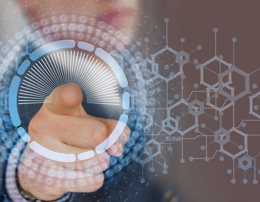 Persona señalando a la pantalla