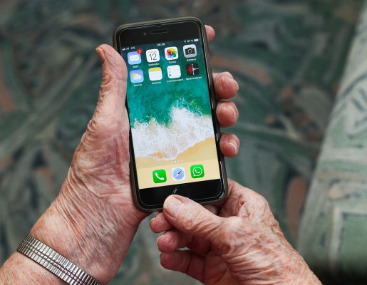 Persona mayor con un smartphone