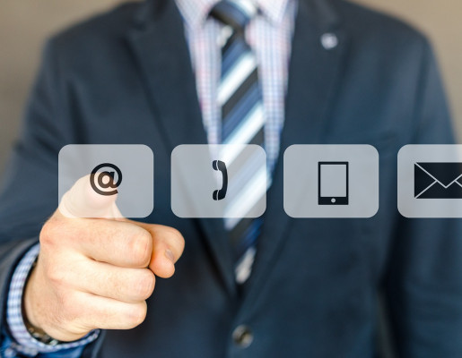 Mano señalando iconos holográficos