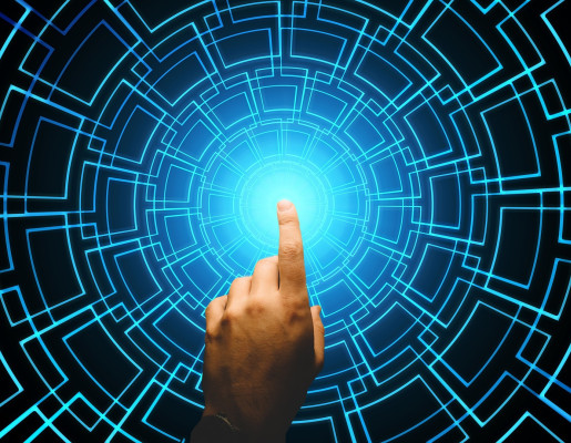 Mano dentro de un laberinto digital