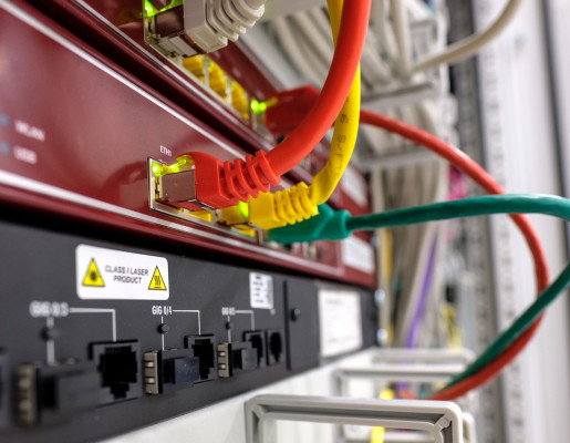 Servidor y cable de red ethernet