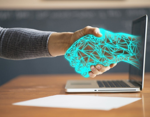 Persona estrechando una mano digital