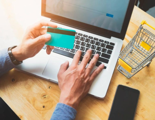 Persona haciendo una compra online
