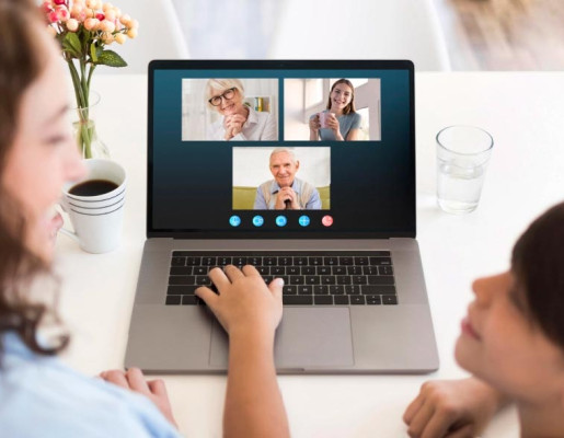 Xente facendo unha videochamada