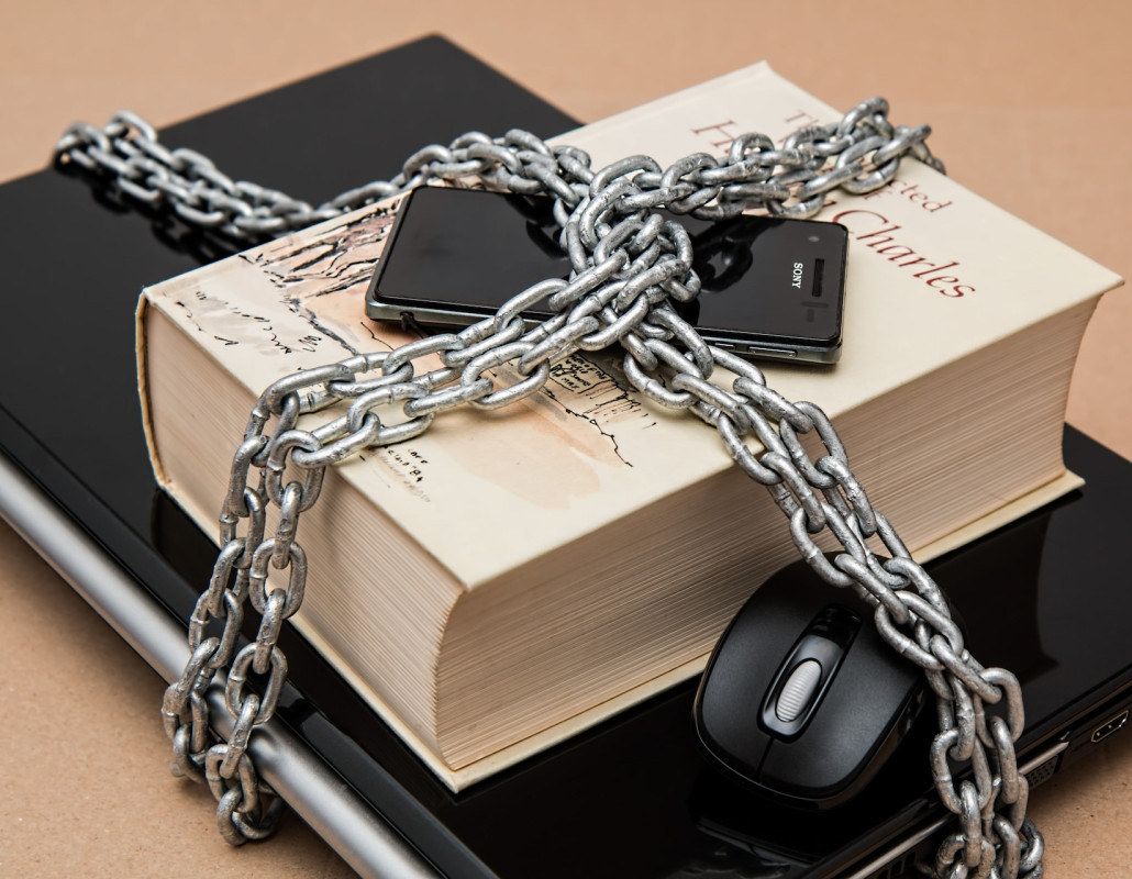 Ordenador portátil y móvil protegidos con un candado