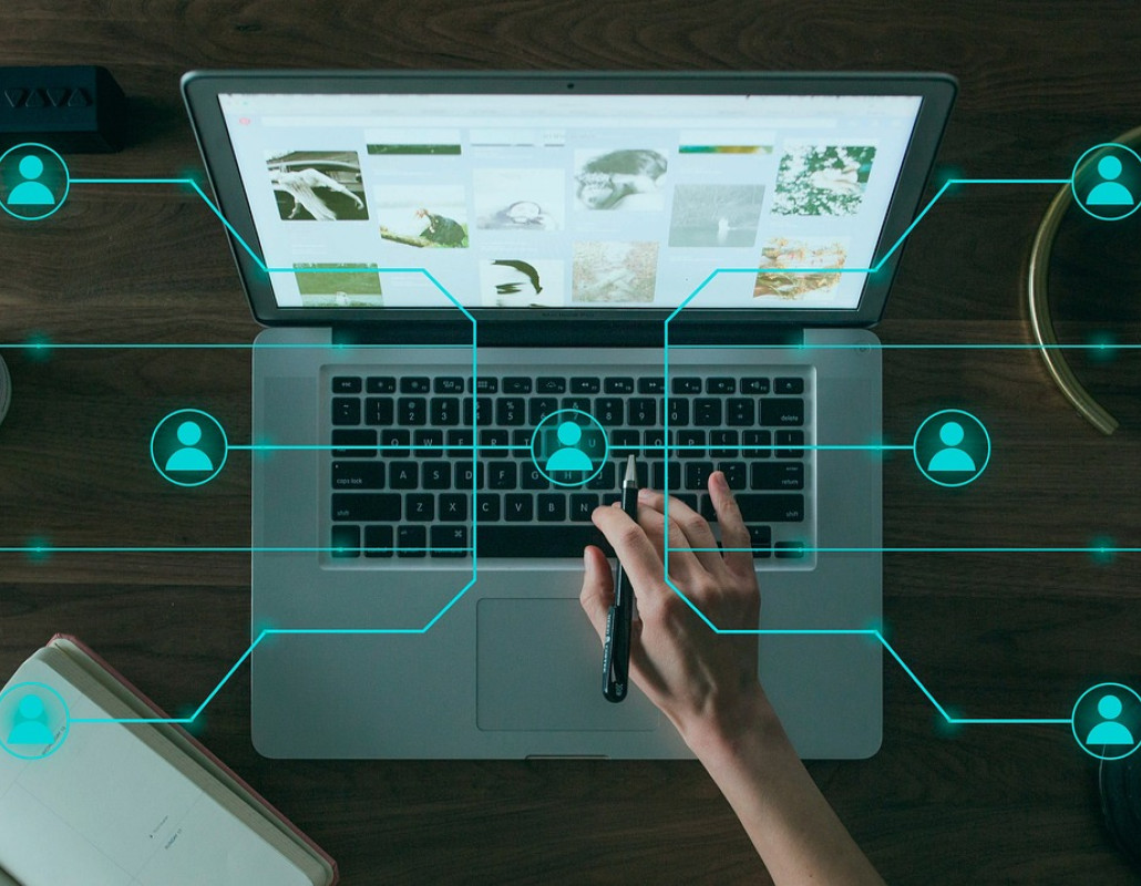 Persona manejando un portátil