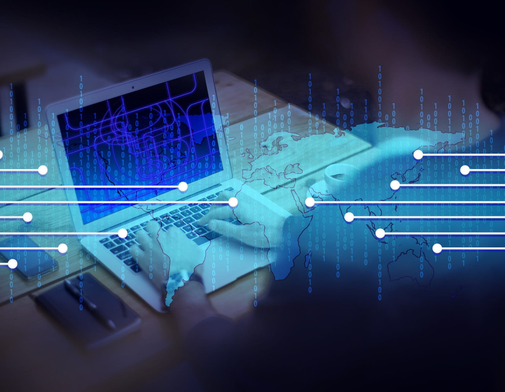 Persona escribiendo en un portátil