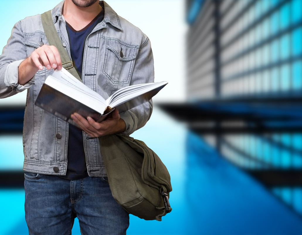 Persona con un libro de texto