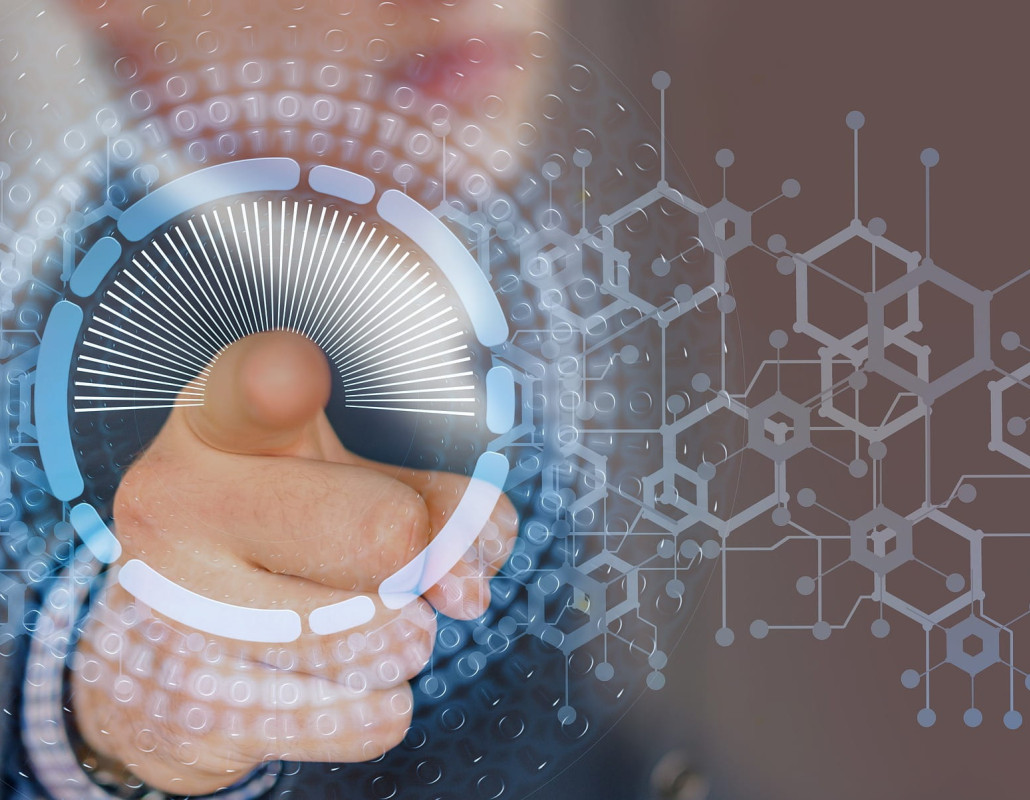 Persona señalando a la pantalla