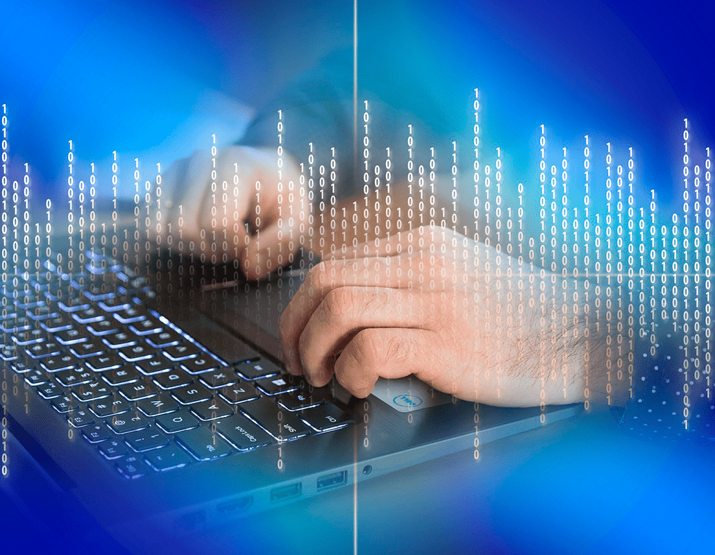 Manos en un teclado de portátil