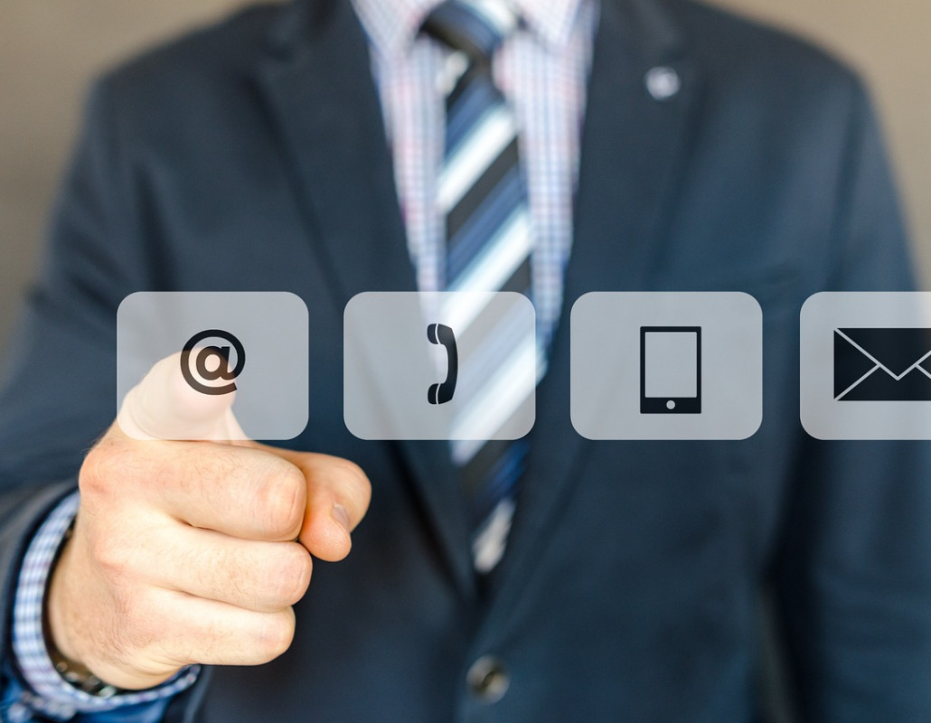 Mano señalando iconos holográficos