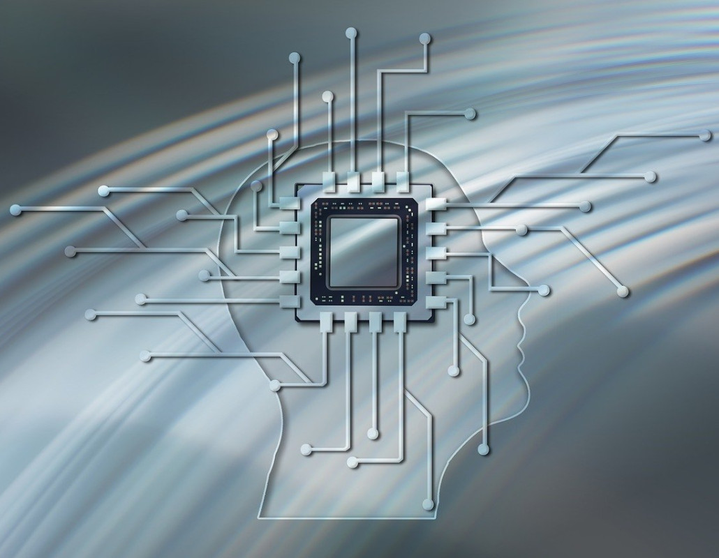 Silueta de una cabeza con un procesador como cerebro