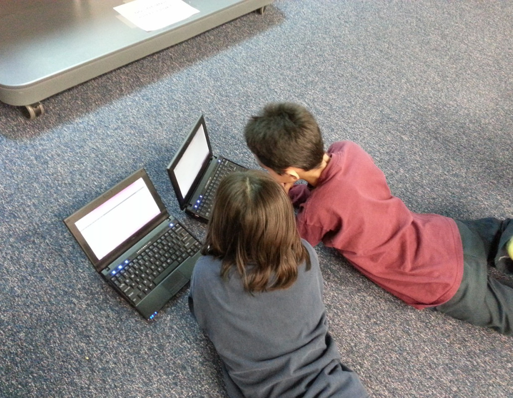 Niños con ordenadores portátiles
