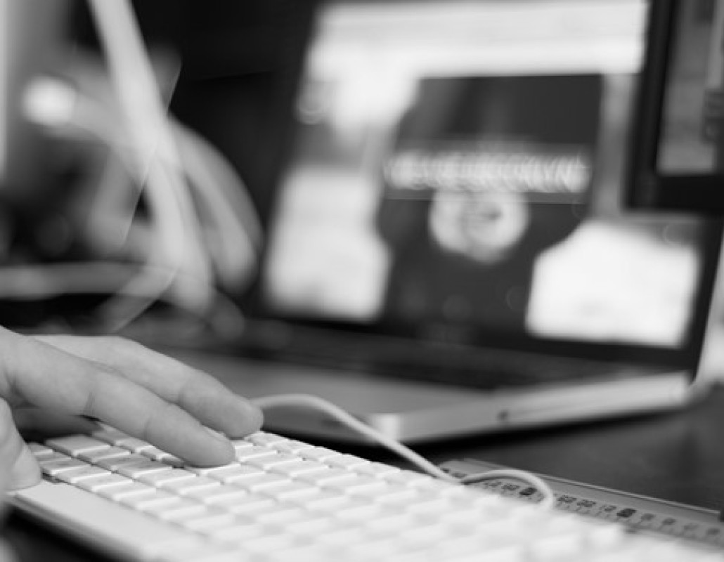 Persona usando un teclado de ordenador