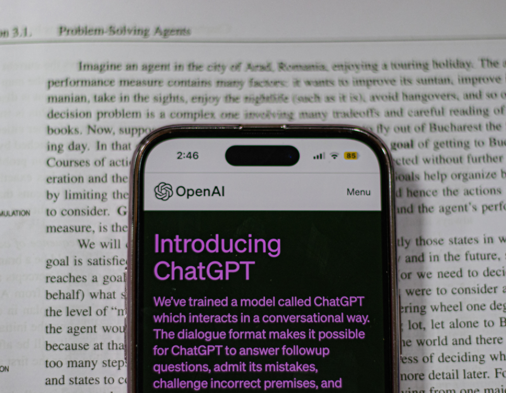 iPhone con la app de ChatGPT en pantalla