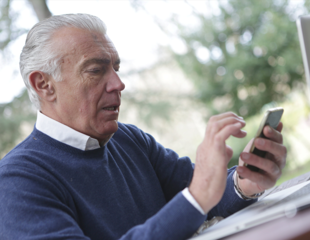 Persona mayor utilizando un smartphone