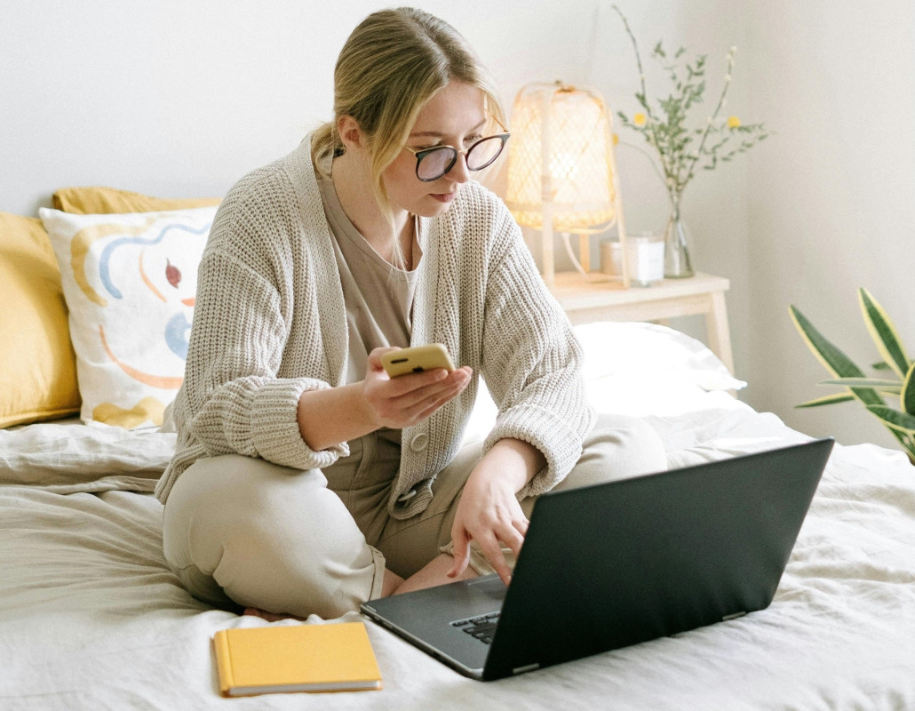 Chica mirando un ordenador portátil