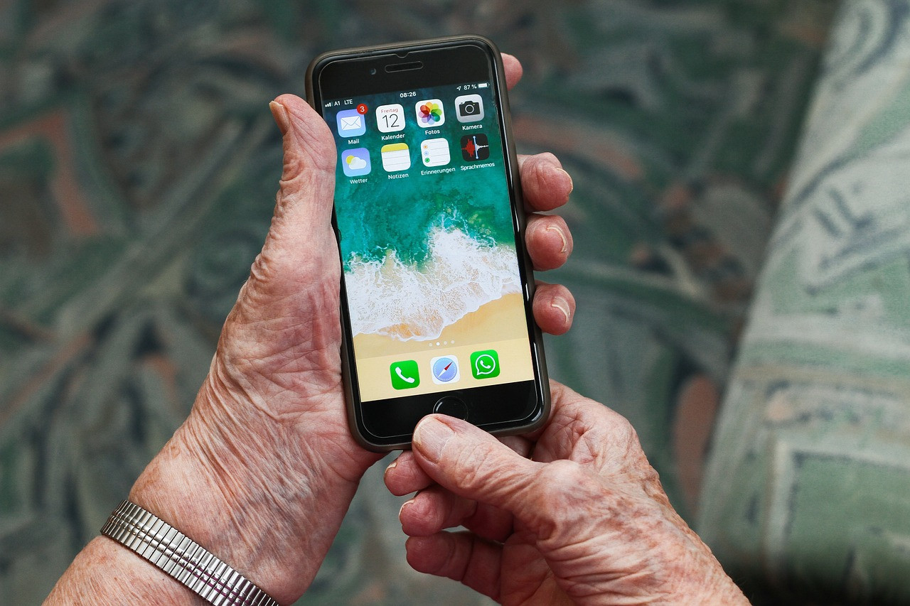 Persona mayor con un smartphone